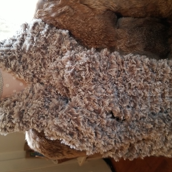 Hand knit scarf of faux fur yarn - Picture 5 of 5